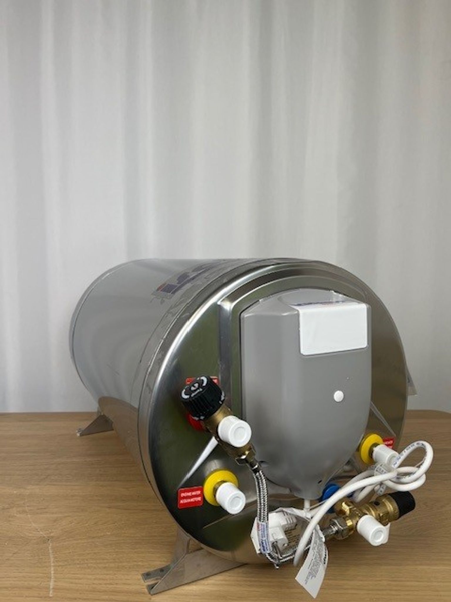 Isotemp Basic 75L 230V (lagerskada bucklor i hölje)